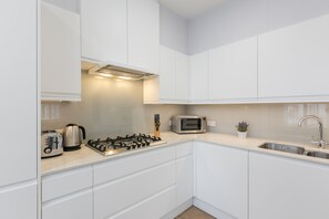 Leilighet – superior, 2 soverom | Eget kjøkken | Kjøleskap, mikrobølgeovn, ovn og kokeplater