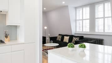 Deluxe Three Bedroom Penthouse with Balcony | Private kitchen | Full-sized fridge, microwave, oven, stovetop