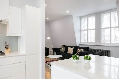 Deluxe Three Bedroom Penthouse with Balcony | Private kitchen | Full-size fridge, microwave, oven, stovetop