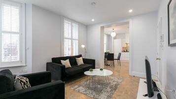 Appartamento Superior, 2 camere da letto | Area soggiorno | TV a schermo piatto