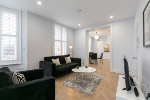 Appartamento Superior, 2 camere da letto | Area soggiorno | TV a schermo piatto