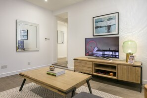 Leilighet – superior, 2 soverom | Oppholdsområde | Flatskjerm-TV