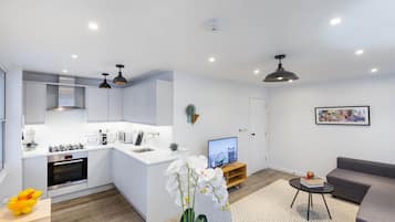 Standaard appartement | Woonruimte | Een flatscreentelevisie