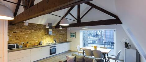 Two Bedroom Penthouse with Terrace | Soundproofing, iron/ironing board, cots/infant beds, free WiFi