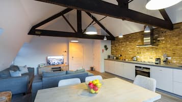 Penthouse, 2 slaapkamers | Woonruimte | Een flatscreentelevisie