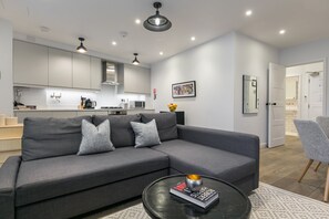 Leilighet – superior | Oppholdsområde | Flatskjerm-TV