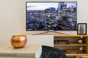 Appartement Deluxe, 1 chambre, terrasse | Coin séjour | Télévision à écran plat