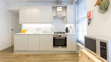 Superior appartement | Privékeuken | Een koelkast/vriezer, een magnetron, een oven, een kookplaat