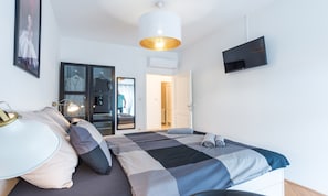 2 bedrooms, cots/infant beds