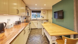 Cottage | Privékeuken | Een koelkast met diepvriezer, een microgolfoven, een oven, een kookplaat
