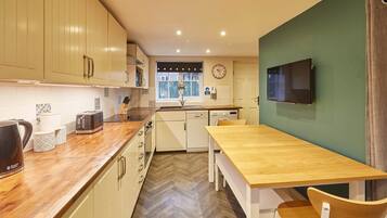 Cottage | Private kitchen | Full-sized fridge, microwave, oven, stovetop