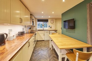 Stuga | Eget kök | Stort kylskåp, mikrovågsugn, ugn och spishäll