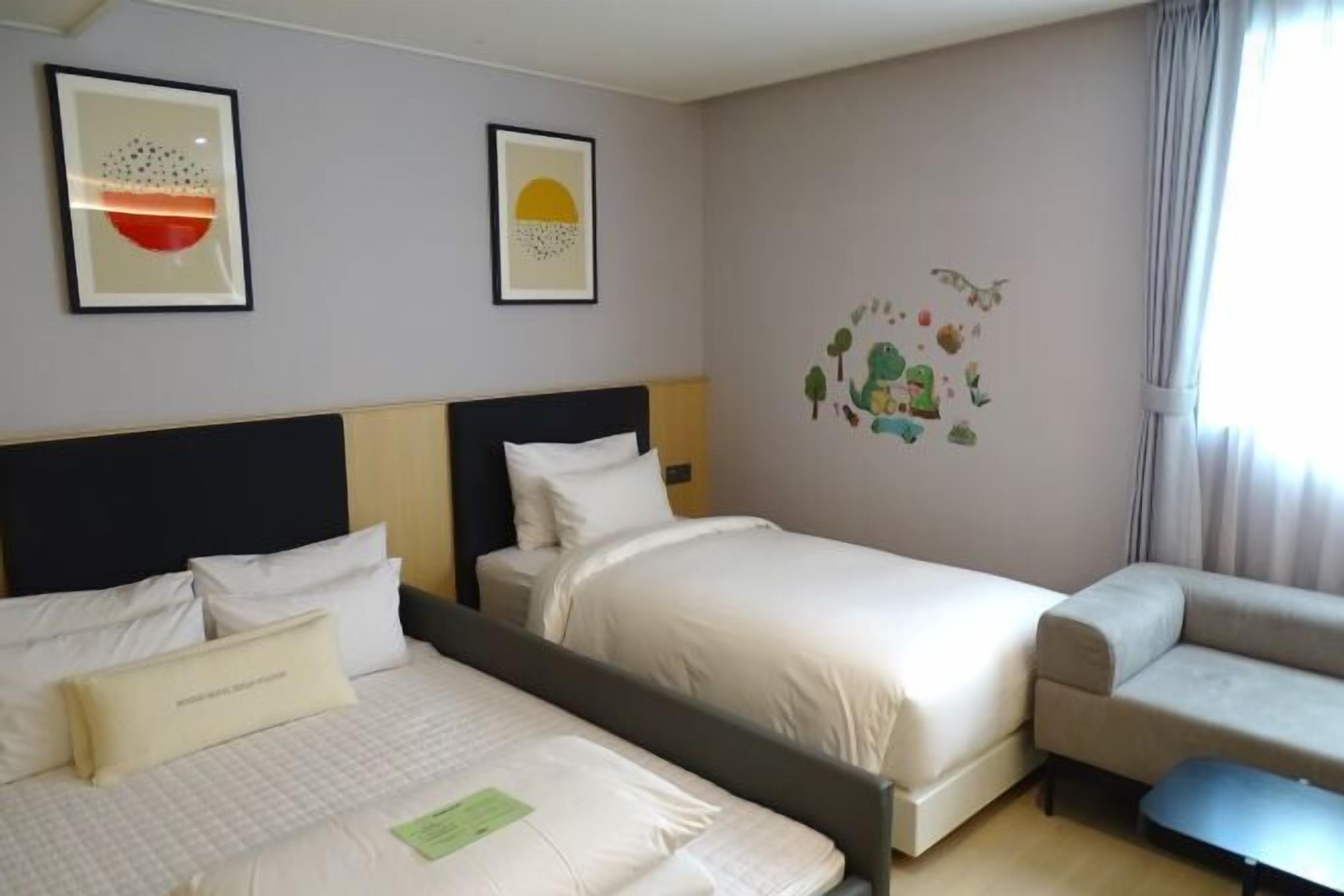 高級寢具、羽絨被、書桌、遮光布/窗簾