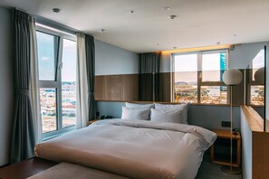 Bộ đồ giường cao cấp, chăn bông, bàn, màn/rèm cản sáng 