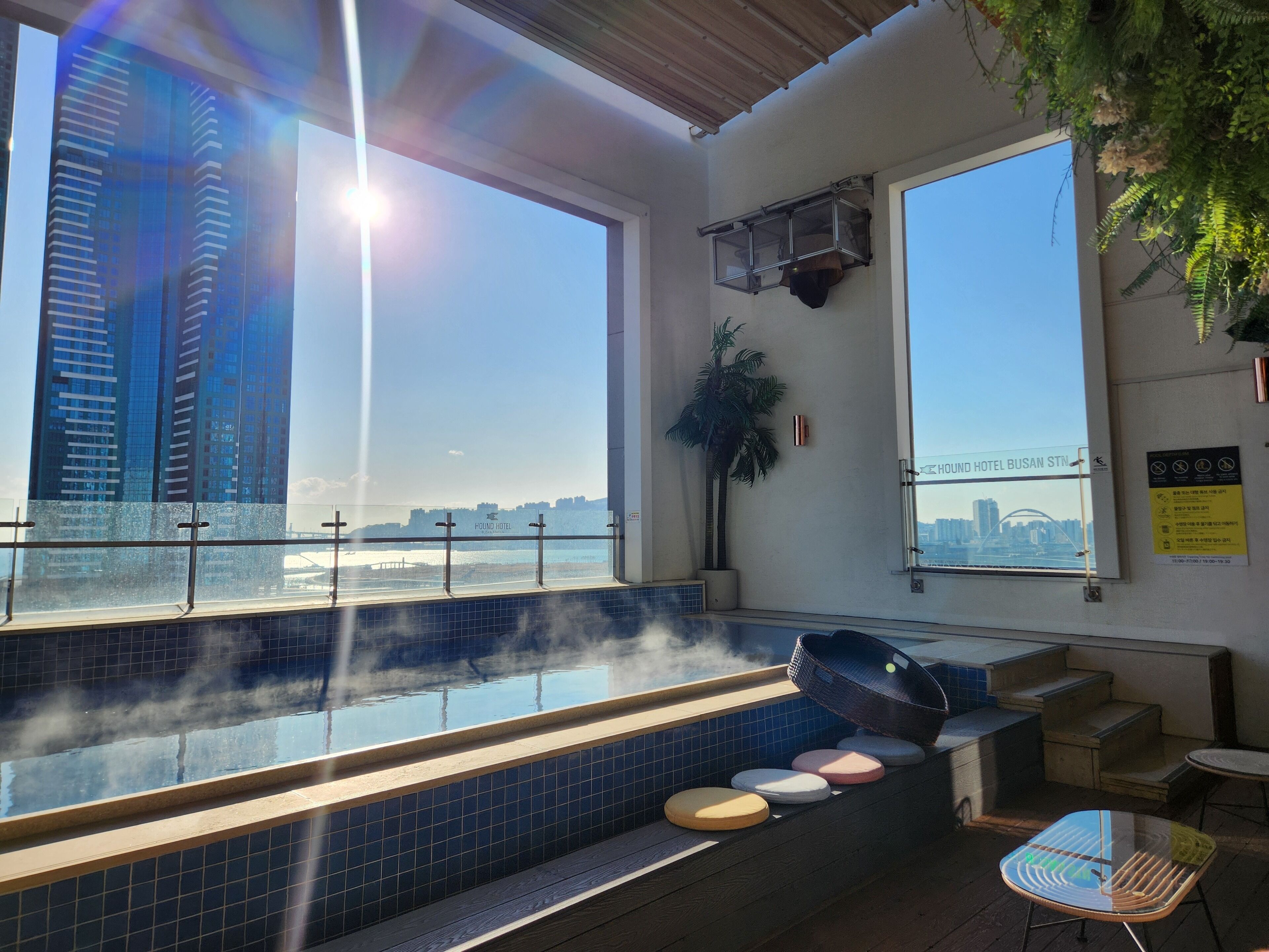 Außenpool, geöffnet von 07:00 Uhr bis 00:00 Uhr, Sonnenschirme