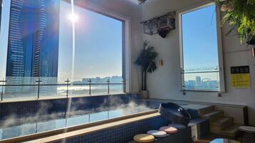 Außenpool, geöffnet von 07:00 Uhr bis 00:00 Uhr, Sonnenschirme