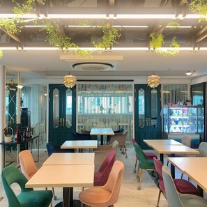Breakfast, lunch, dinner and brunch served - Hound Hotel Busan Station (Busan)