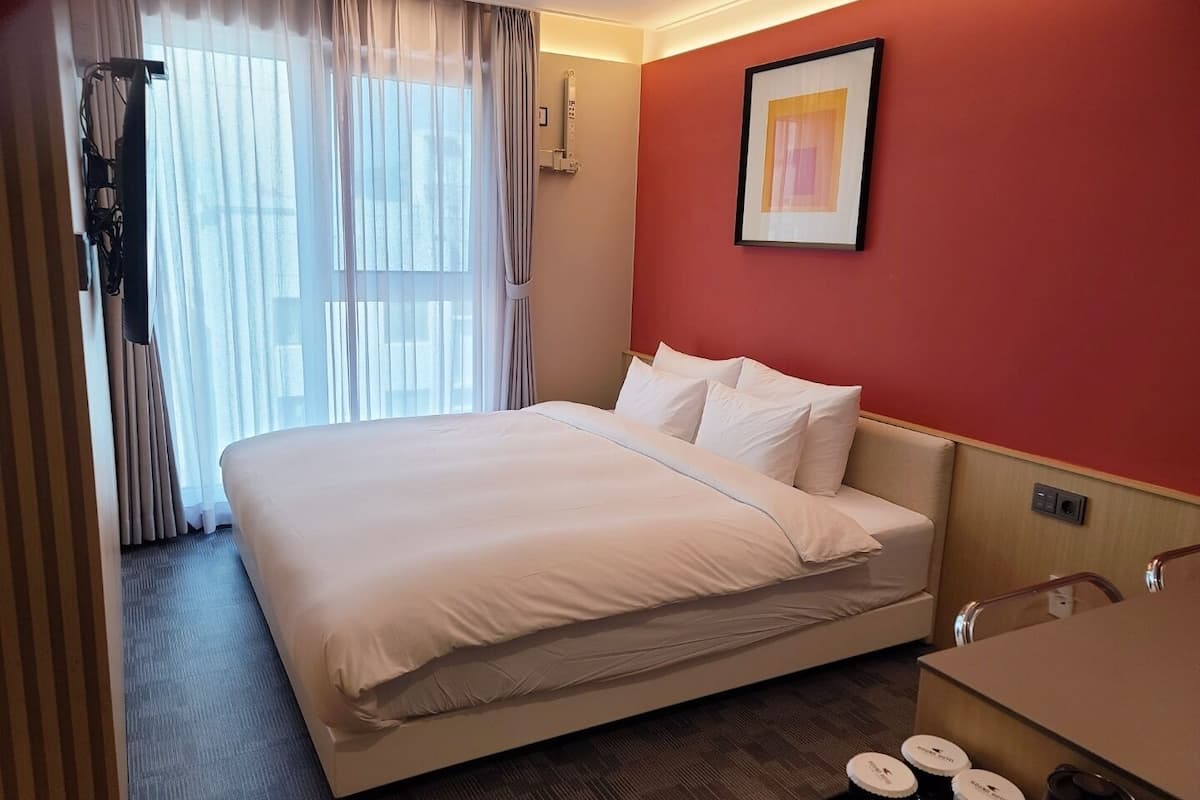 Premium bedding, down duvets, desk, blackout curtains