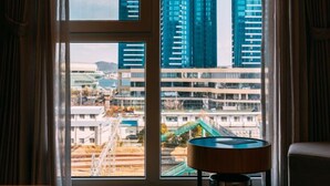 Bộ đồ giường cao cấp, chăn bông, bàn, màn/rèm cản sáng 