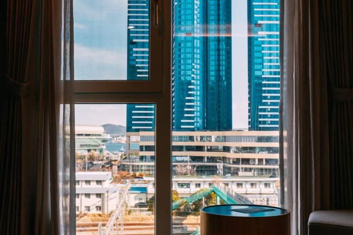 1 bedroom, premium bedding, down duvets, desk