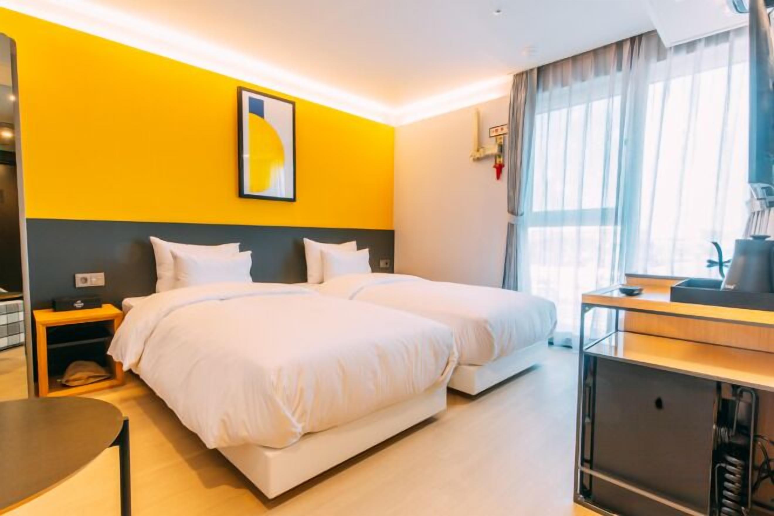 高級寢具、羽絨被、書桌、遮光布/窗簾