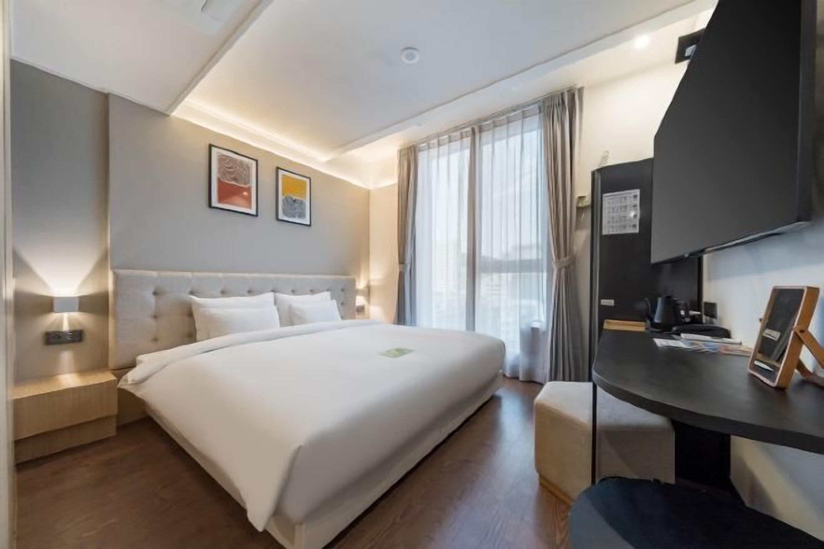 高級寢具、羽絨被、書桌、遮光布/窗簾