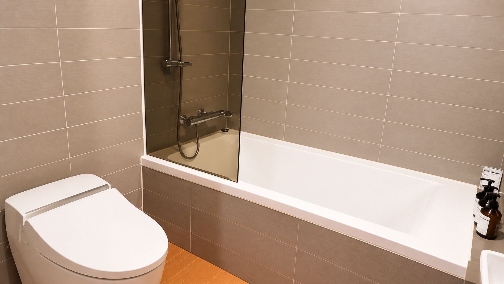 Ein Badezimmer mit Toilette, Badewanne und Duschkabine.