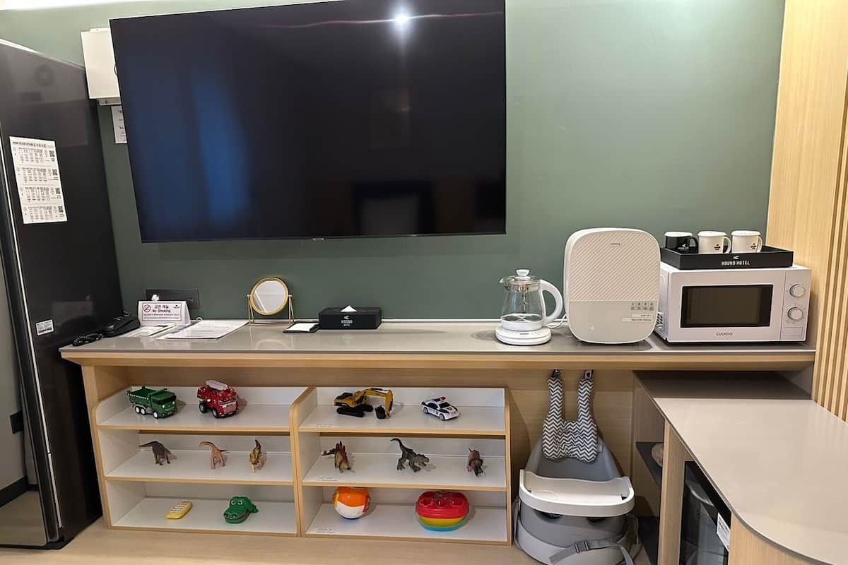 Baby Room | 高級寢具、羽絨被、書桌、遮光窗簾/窗簾