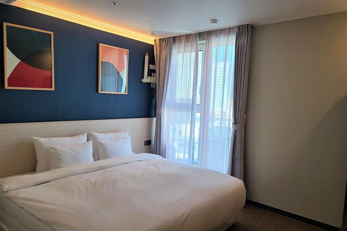 1 bedroom, premium bedding, down duvets, desk