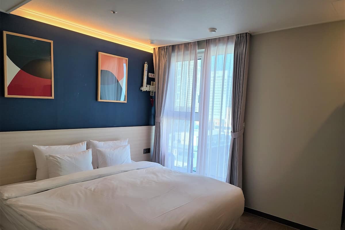 Premium bedding, down duvets, desk, blackout curtains
