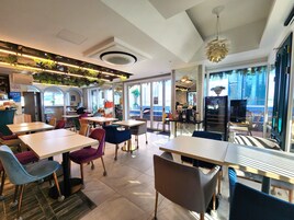 Se sirven desayunos y cocina regional (con vistas a la piscina) 