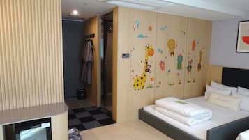 Baby Room | Biancheria da letto di alta qualità, copriletto in piuma, una scrivania