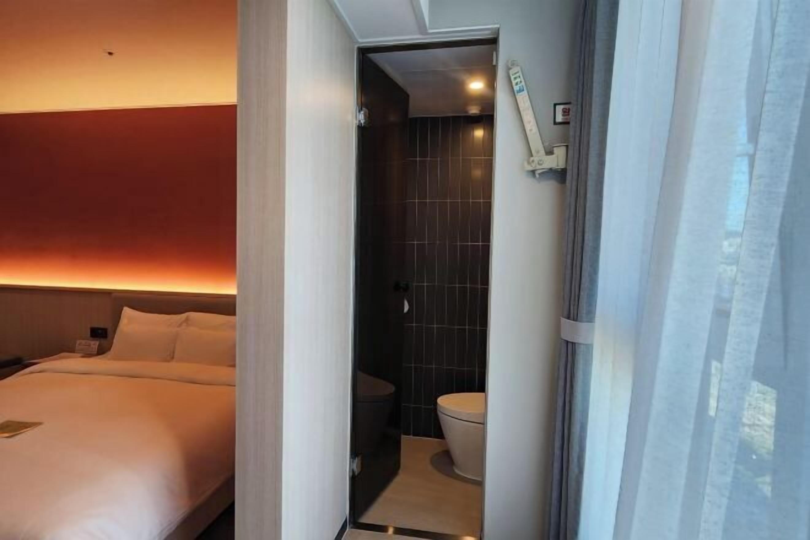 高級寢具、羽絨被、書桌、遮光布/窗簾