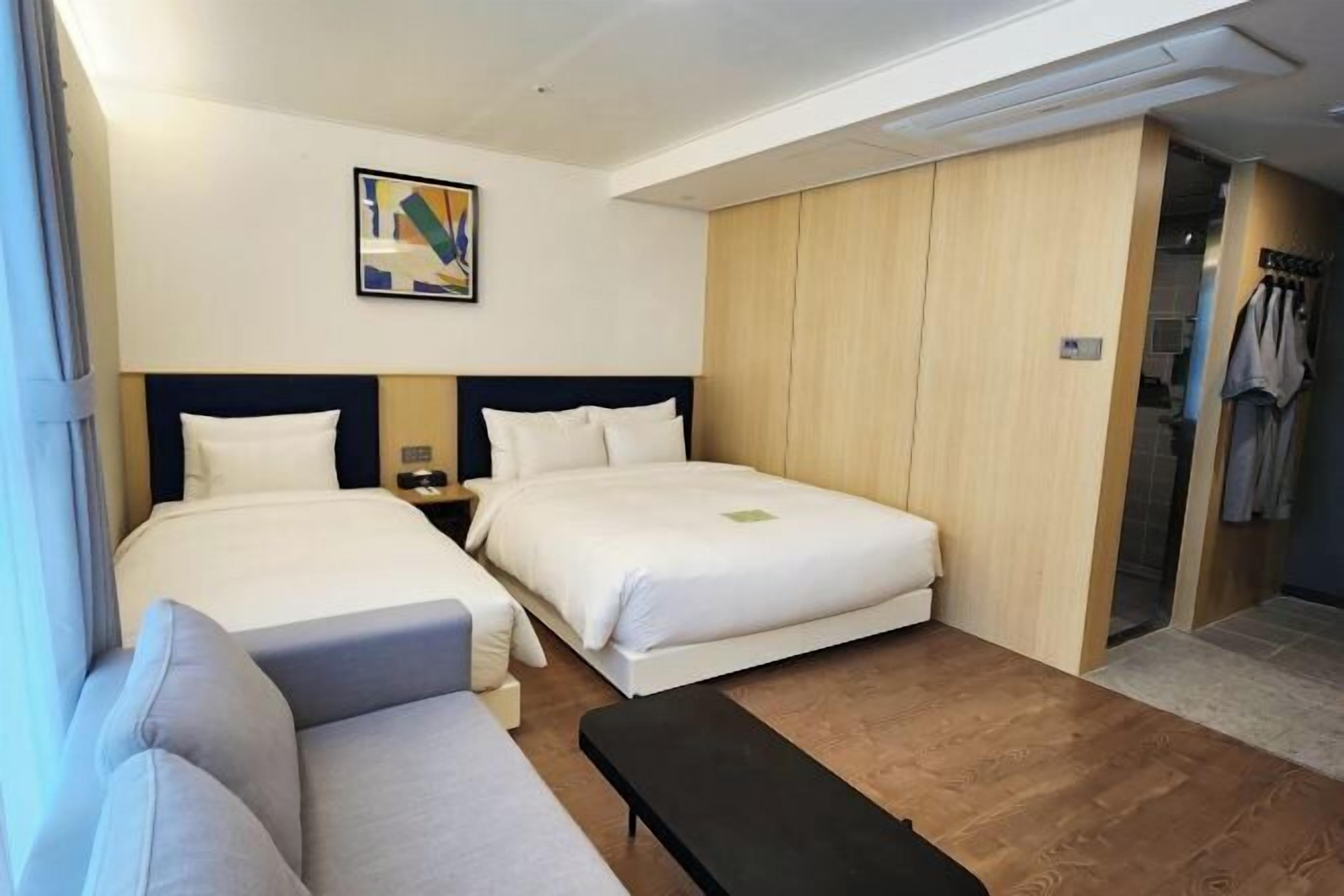 高級寢具、羽絨被、書桌、遮光布/窗簾