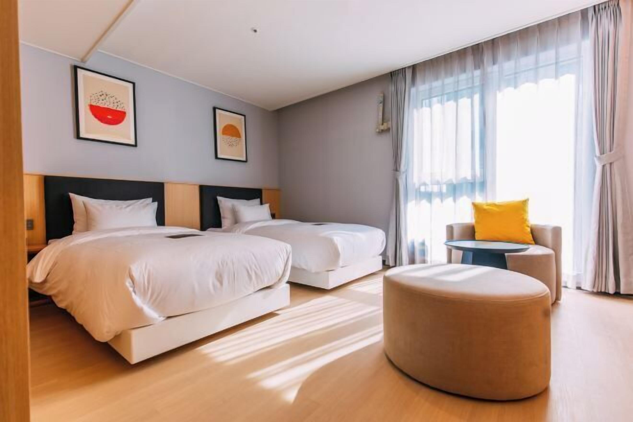 高級寢具、羽絨被、書桌、遮光布/窗簾