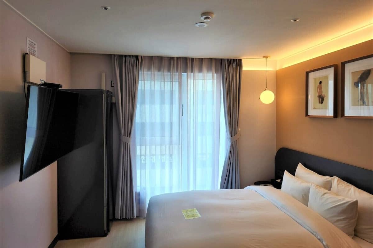 1 bedroom, premium bedding, down duvets, desk