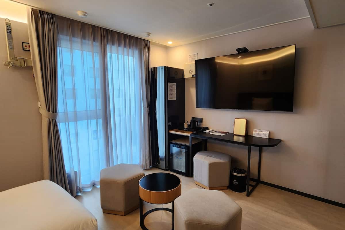 1 bedroom, premium bedding, down duvets, desk