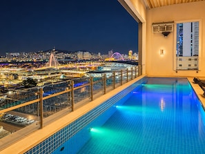 A rooftop pool with a city view, including a bridge and buildings. - Hound Hotel Busan Station (Busan)