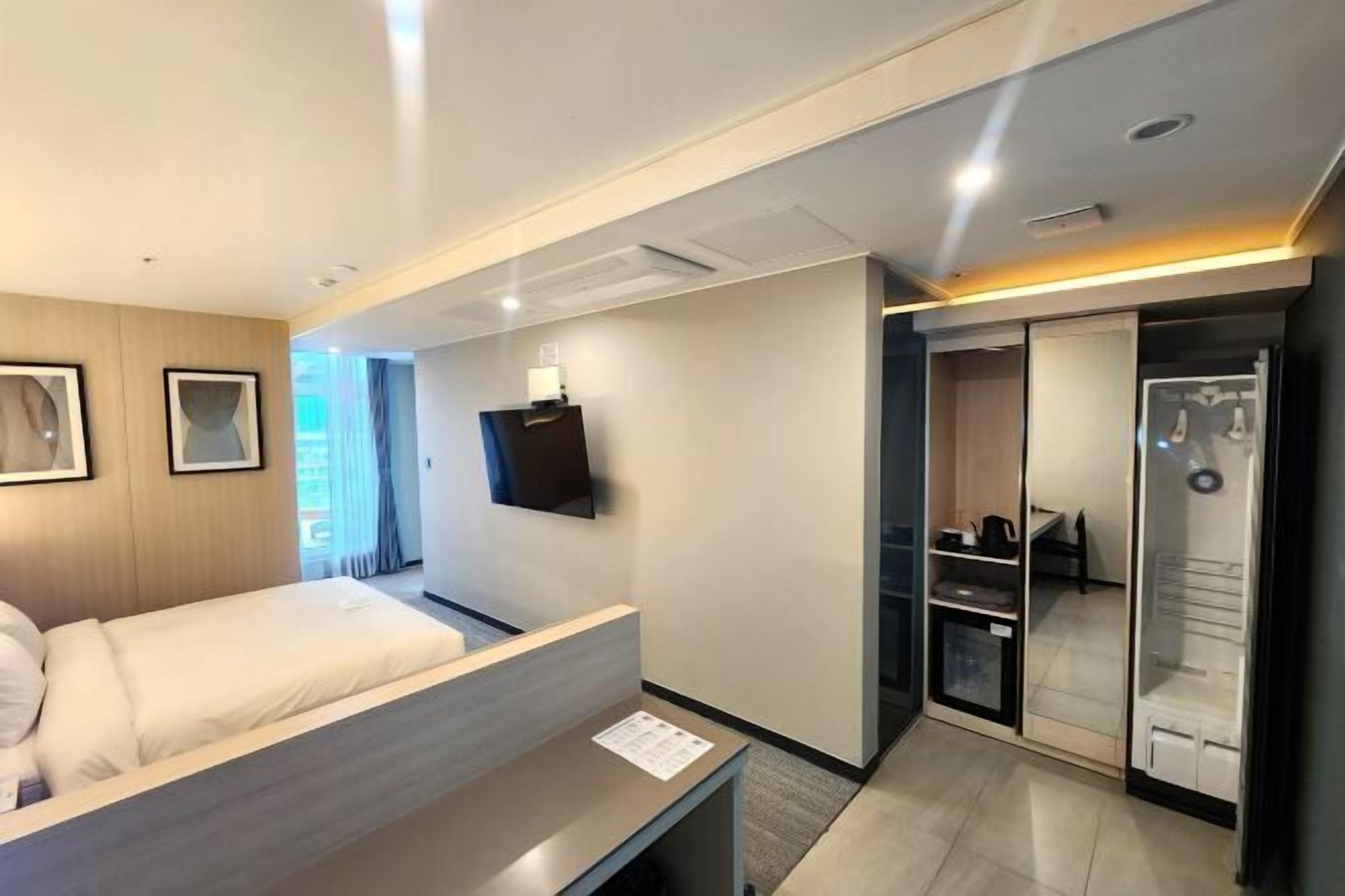 高級寢具、羽絨被、書桌、遮光布/窗簾