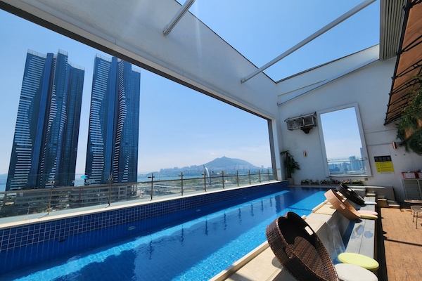 Piscina externa, funciona das 7h às meia-noite, guarda-sóis