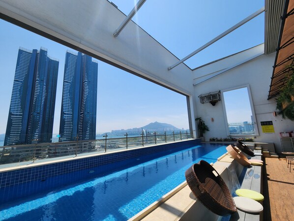 Piscina externa, funciona das 7h às meia-noite, guarda-sóis