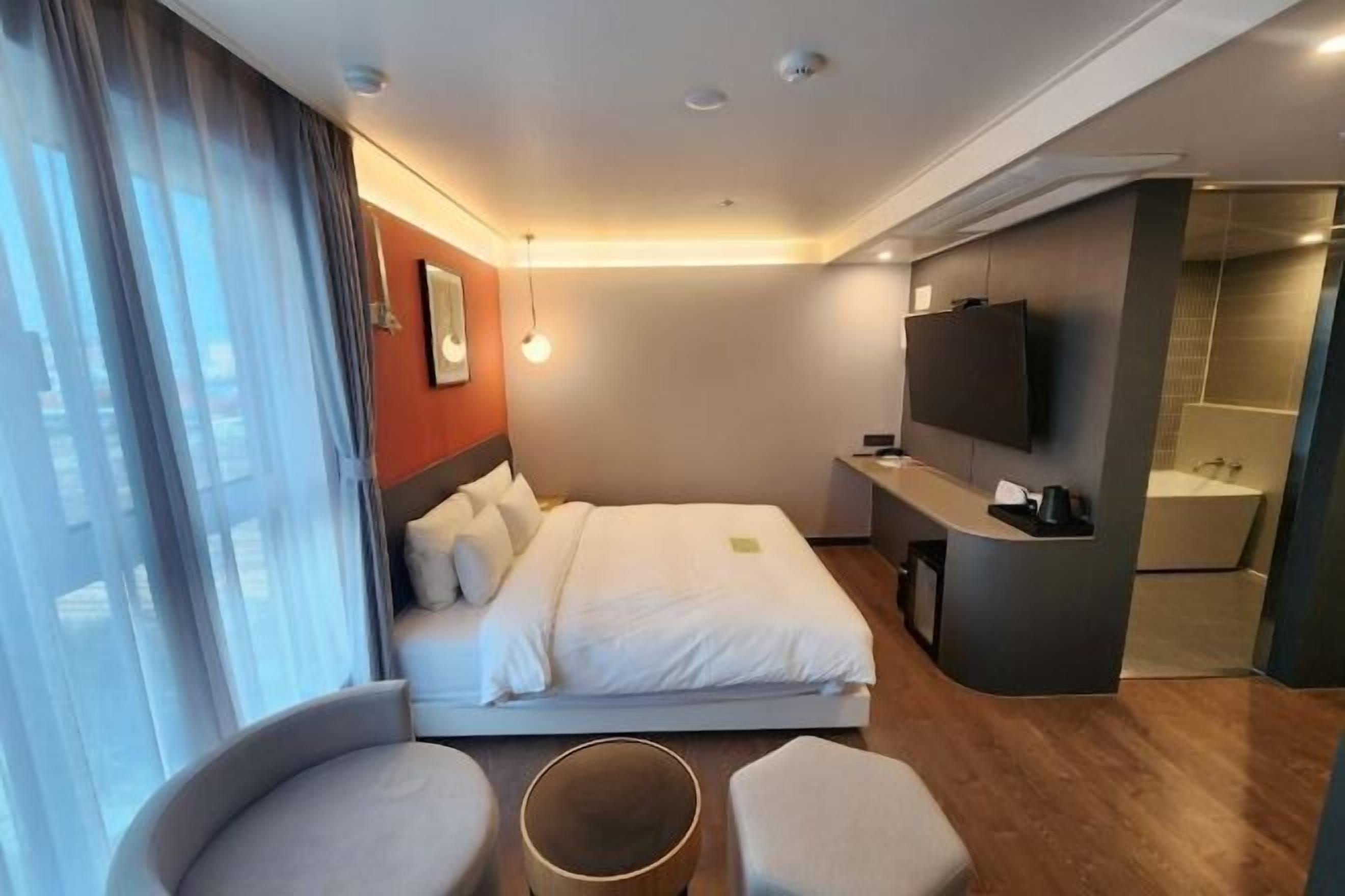 高級寢具、羽絨被、書桌、遮光布/窗簾