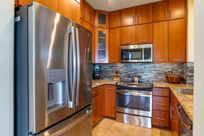 ثلاجة، ميكروويف، فرن، موقد طهي مسطح