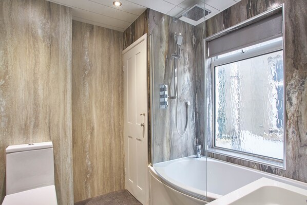 Ferienhaus | Badezimmer | Duschwanne, kostenlose Toilettenartikel