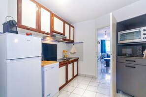 Frigorífico, microondas, horno y placa de cocina