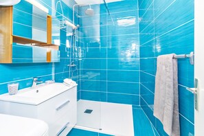 Ducha, secador de pelo, toallas y papel higiénico