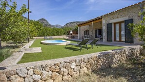 A stone house with a swimming pool, outdoor seating, and a view of mountains. - Beautiful farm with 2 bedrooms, 2 bathrooms, wifi, pool and barbecue (Caimari)