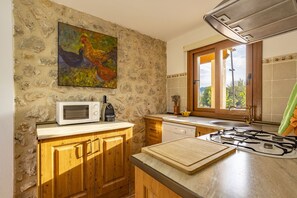 Kylskåp, mikrovågsugn, ugn och diskmaskin