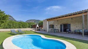 A swimming pool with a stone patio, outdoor furniture, and a stone building with a tiled roof. - Beautiful farm with 2 bedrooms, 2 bathrooms, wifi, pool and barbecue (Caimari)