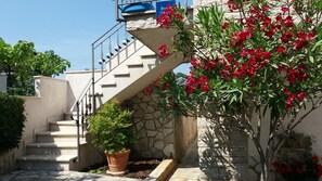 Property grounds - Apartment with balcony, private entrance, close to the beach and the center. (Funtana)